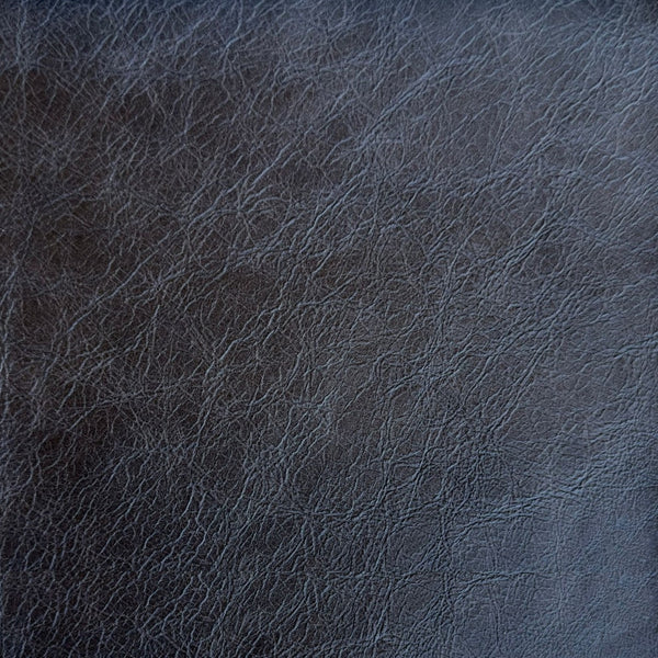 Natürliches Büffelleder (STELVIO black) ist ein spezielles Büffelleder aus Asien, das in Italien handgefärbt wird.